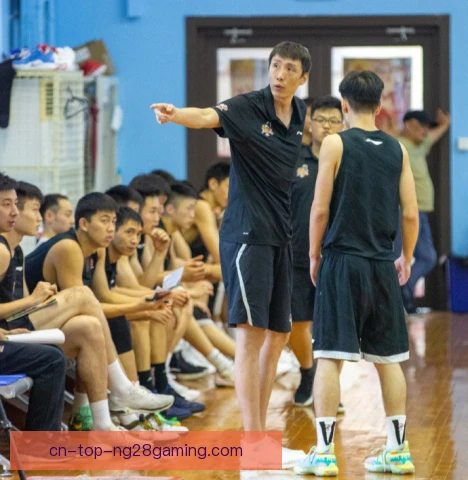 夏季联赛教练团队博弈，临场调整决定最终走势